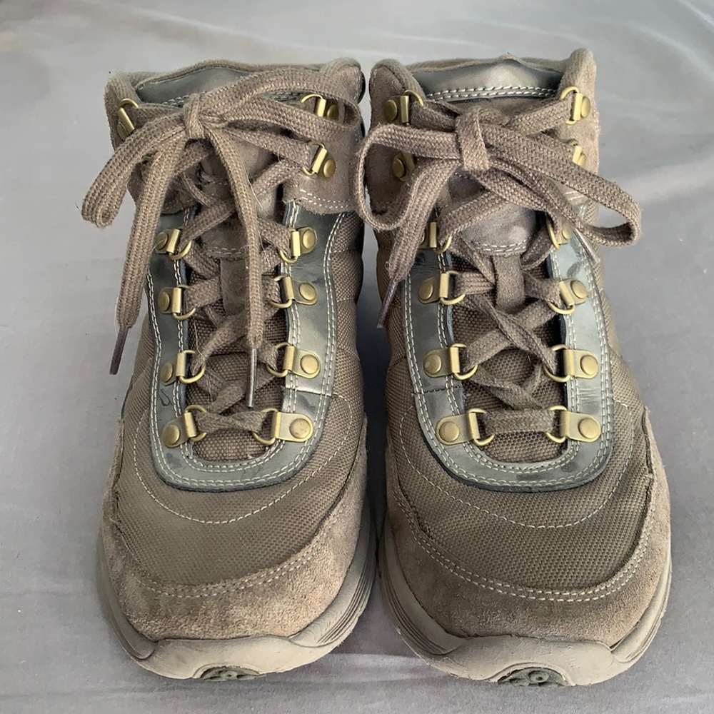 SOLD Easy spirit hiking boot